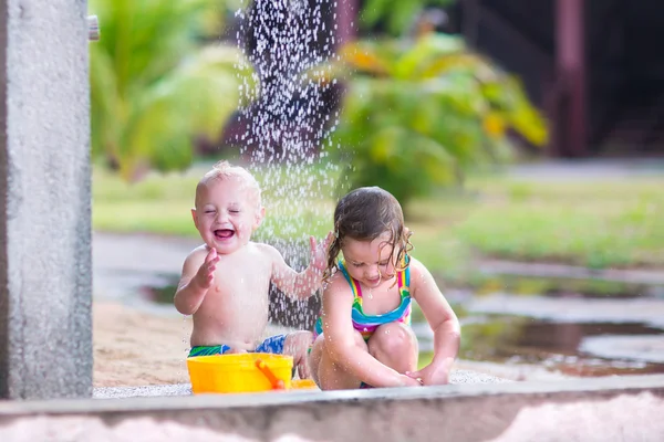 Kids in an outdoor shower — Stock Photo, Image