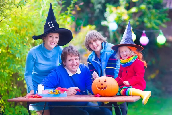 Familie zu Halloween — Stockfoto