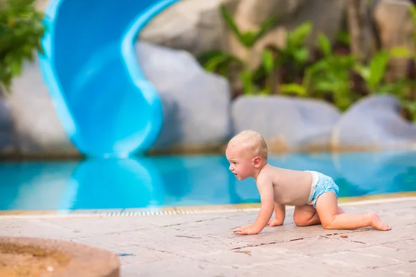 Petit bébé à la piscine — Photo