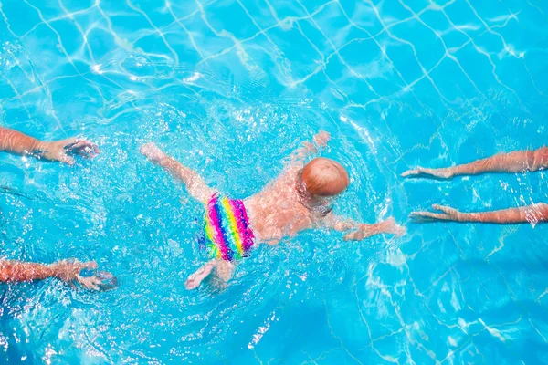 Baby swimming underwater — Stock Photo, Image