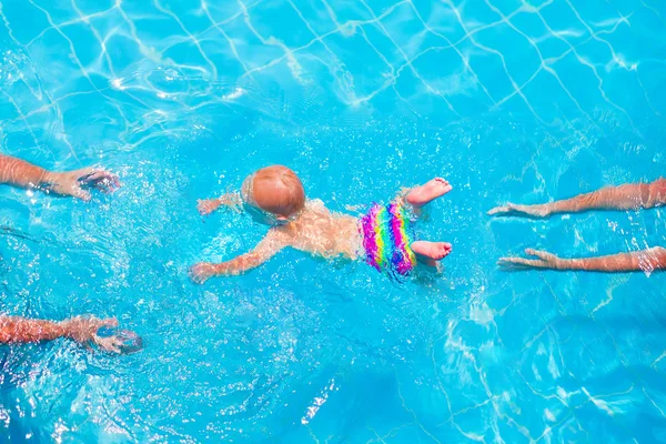 Bebé nadando bajo el agua — Foto de Stock