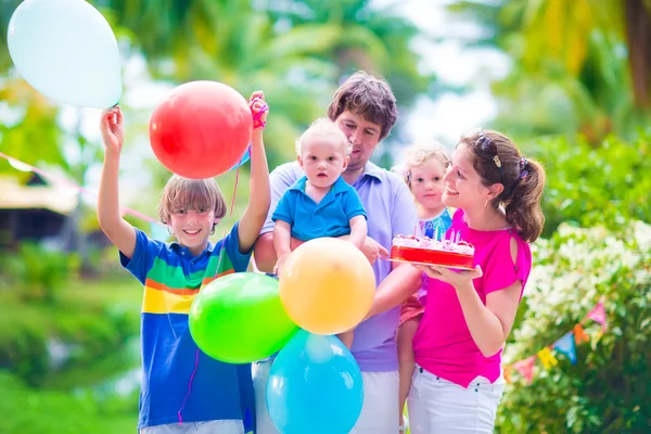 Família com crianças na festa de aniversário — Fotografia de Stock