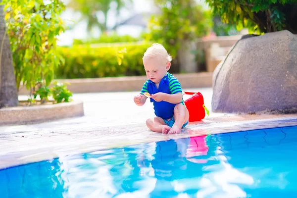 Baby bij zwembad — Stockfoto