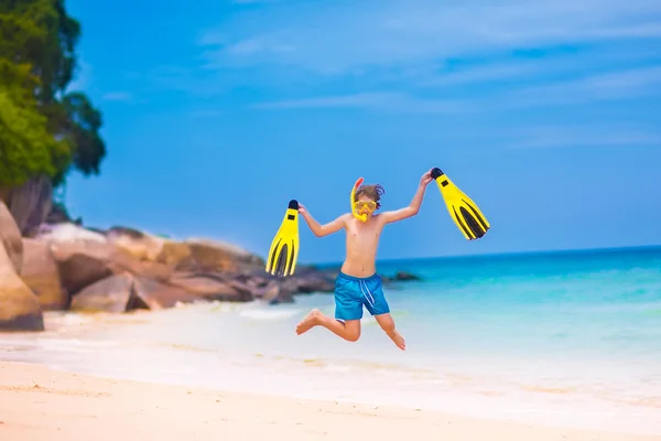 Jongen springen op een strand — Stockfoto