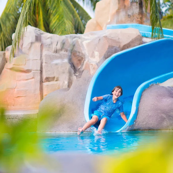 Kind auf Wasserrutsche — Stockfoto