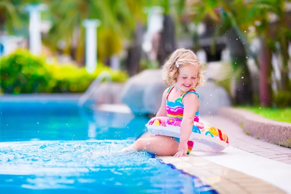 Μικρό κορίτσι σε μια πισίνα — Φωτογραφία Αρχείου