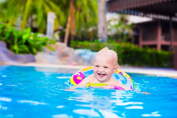 Baby im Schwimmbad — Stockfoto