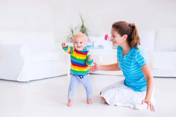 Baby zijn eerste stappen — Stockfoto