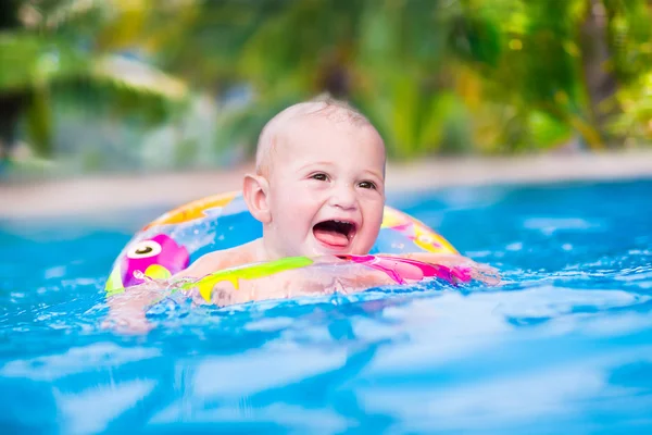 Dziecko w basenie — Zdjęcie stockowe