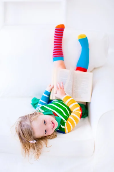 Маленькая девочка читает — стоковое фото