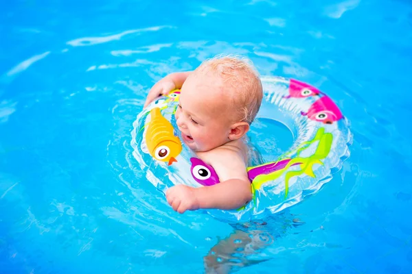 Baby in een zwembad — Stockfoto