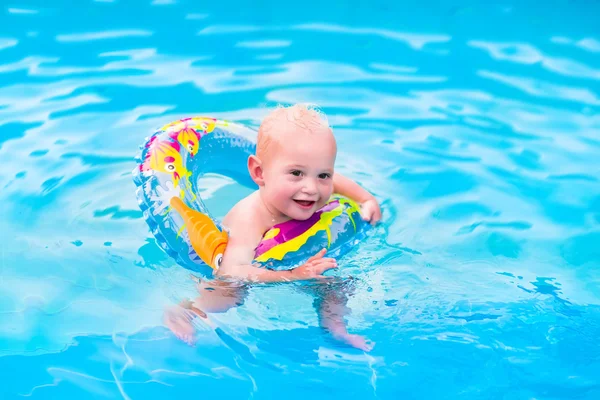 Liten pojke i poolen — Stockfoto