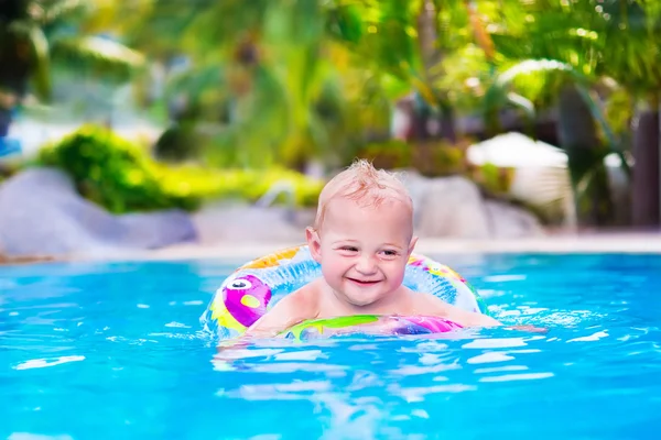 Baby in een zwembad — Stockfoto