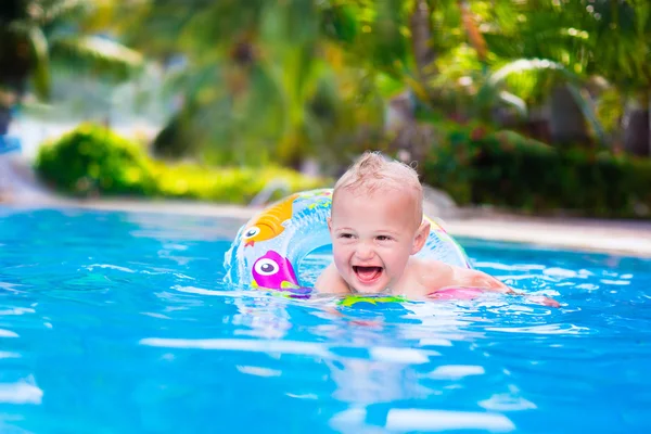 Bebé en una piscina — Foto de Stock