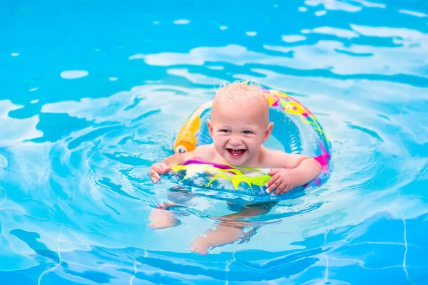 Baby in een zwembad — Stockfoto