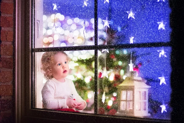 Girl at Christmas eve — Stock Photo, Image