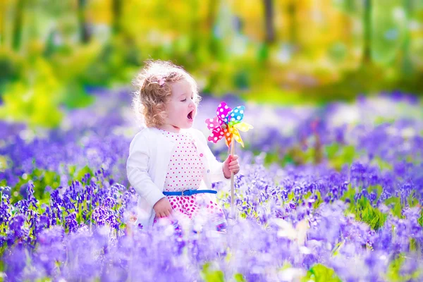 Kis lány a tavaszi erdő — Stock Fotó