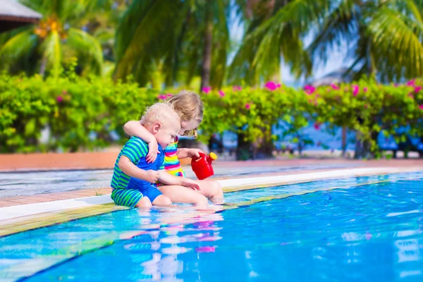 Kids at a swiming pool — Stock Photo, Image
