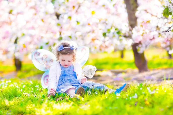 Bambina in giardino fiorito — Foto Stock