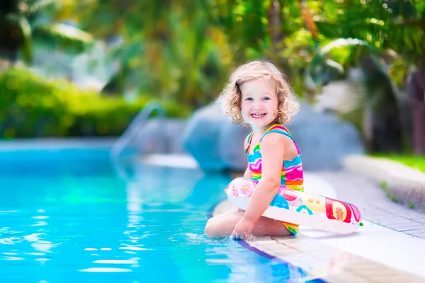 Μικρό κορίτσι σε μια πισίνα — Φωτογραφία Αρχείου