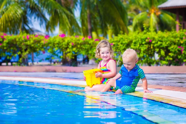 Barnen på en pool — Stockfoto