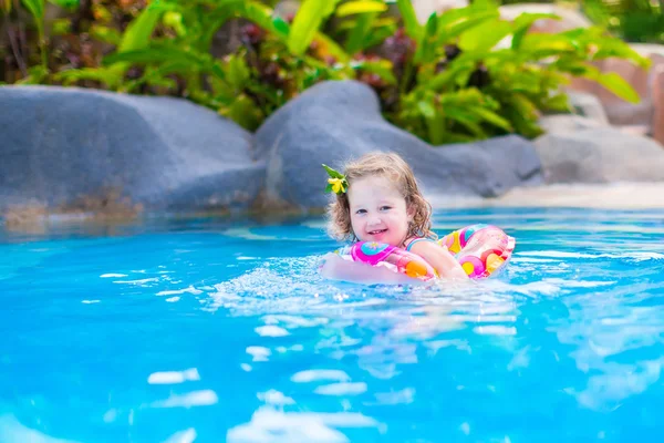 Bebê em uma piscina — Fotografia de Stock