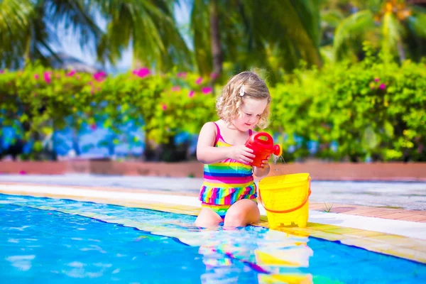 Little girl in a swimming pool — Stock Photo, Image