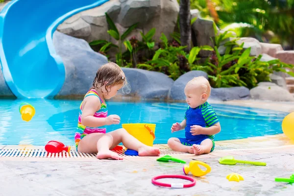 Barnen på en pool — Stockfoto