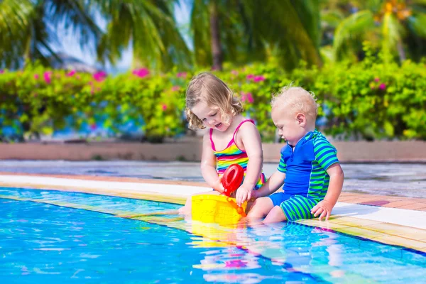 Niños en una piscina para nadar — Foto de Stock