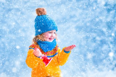 Küçük kız alıcı kar pul