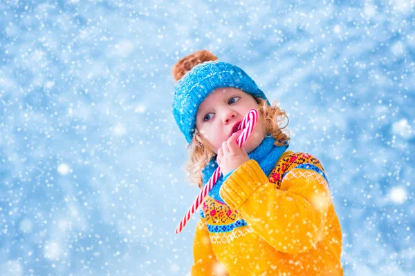 雪に覆われた公園の少女 — ストック写真