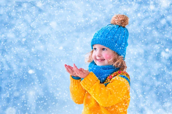 Weinig meisje visvangst sneeuwvlokken — Stockfoto