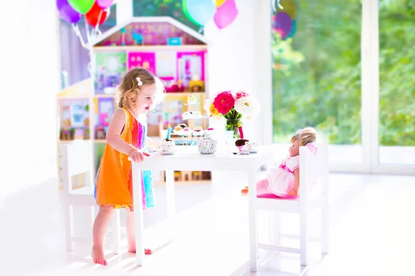 Bambina alla festa del tè bambola — Foto Stock