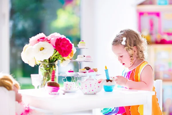 Kleines Mädchen spielt mit Puppen — Stockfoto