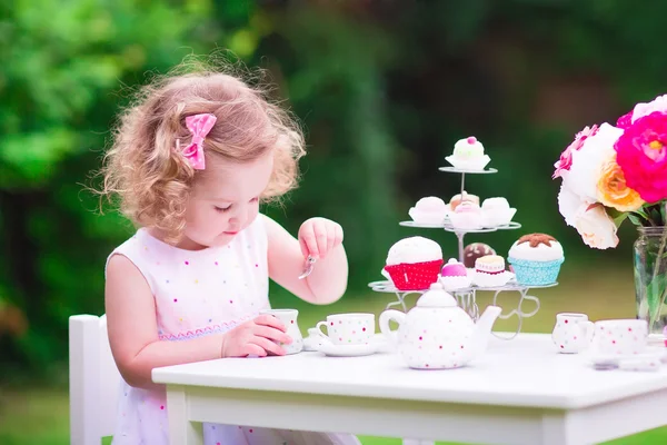 Kleines Mädchen auf der Teeparty — Stockfoto