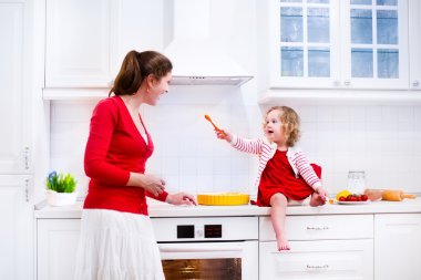 Anne ve kızı bir pasta pişirme