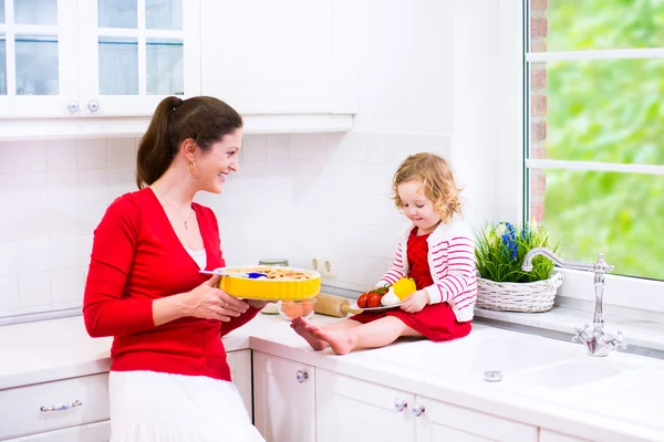 Mor och dotter baka en paj — Stockfoto