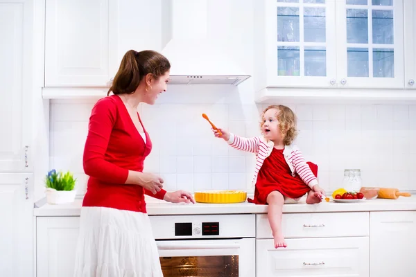 Mother and daughter baking a pie — Stock Photo, Image