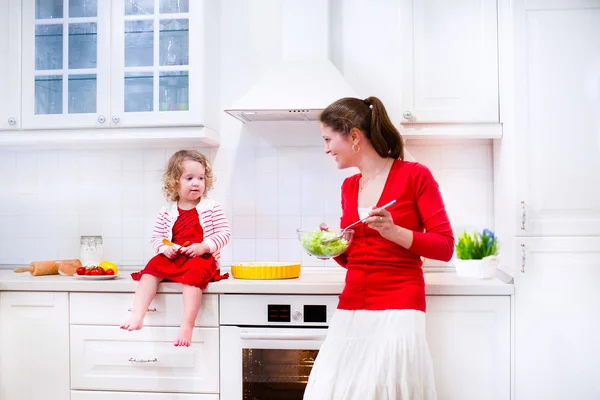 Mother and daughter baking a pie — Stock Photo, Image