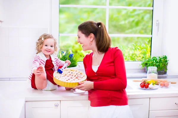 Anne ve kızı bir pasta pişirme — Stok fotoğraf