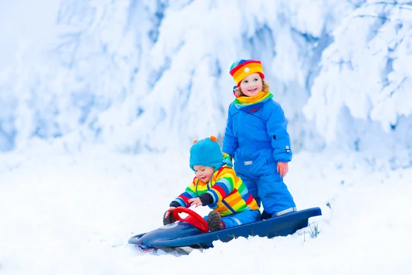 小儿童享受驾雪橇 — 图库照片
