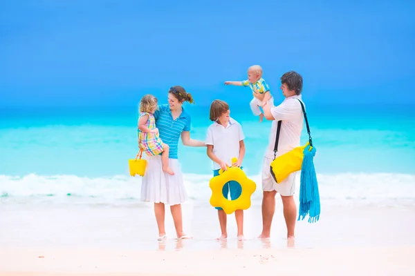 Famiglia con tre bambini in una spiaggia tropicale — Foto Stock