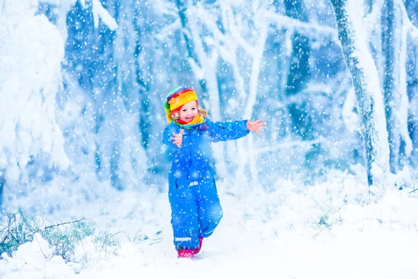 Pequeño niño jugando en la nieve —  Fotos de Stock