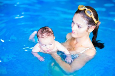 Anne ve bebek kız yüzme havuzunda