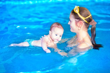 Bebek ve anne yüzme havuzunda