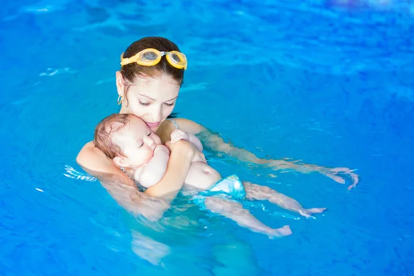 Baby and moher at swimming lesson — Stock Photo, Image
