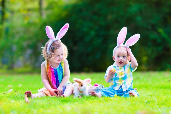 Enfants à la chasse aux œufs de Pâques — Photo