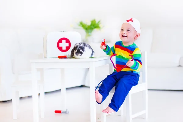 Liten pojke spelar läkare — Stockfoto