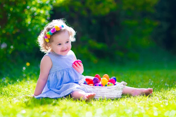 Meisje op eieren zoeken met Pasen — Stockfoto