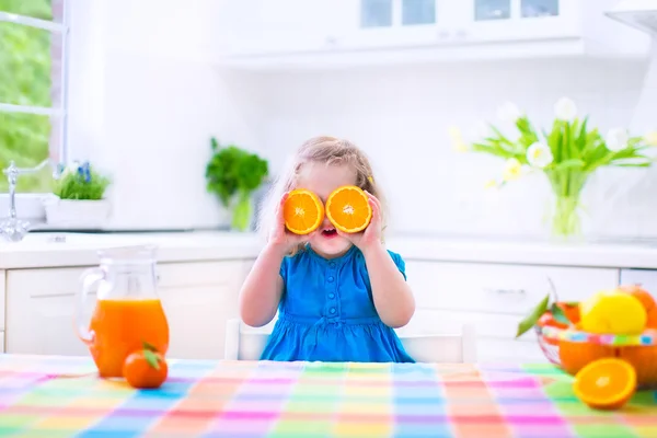 Menina bebendo suco de laranja — Fotografia de Stock
